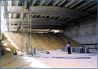 Air blowing grain cooler wtih crescent channels